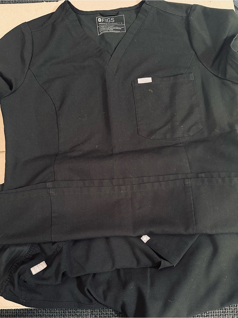 Figs women’s V-Neck Scrub Top in Black